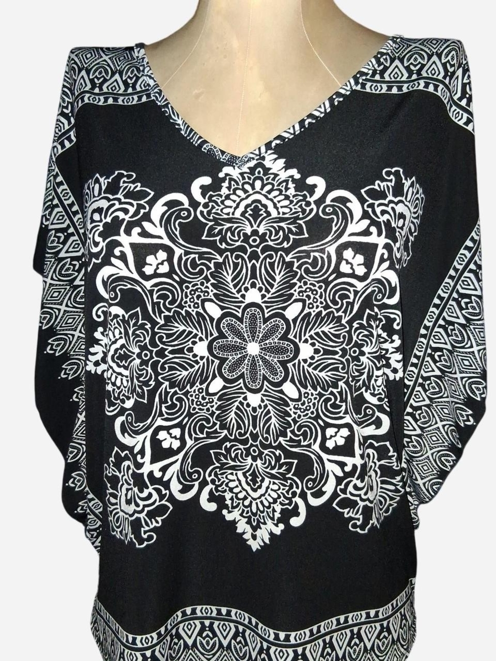 Agenda Black and White V-Neck Printed Blouse